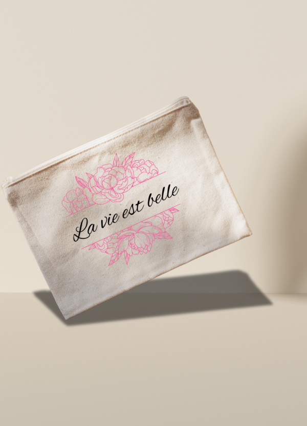 Pochette en coton floqué en noir "La vie est belle" et entouré en haut et en bas de pivoine floquées en rose