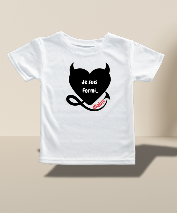 T-shirt blanc avec un coeur en forme de diable avec a l'interieur une écriture blanche "Je suis formi" et à côté en rouge sur la queue écrit "diable"