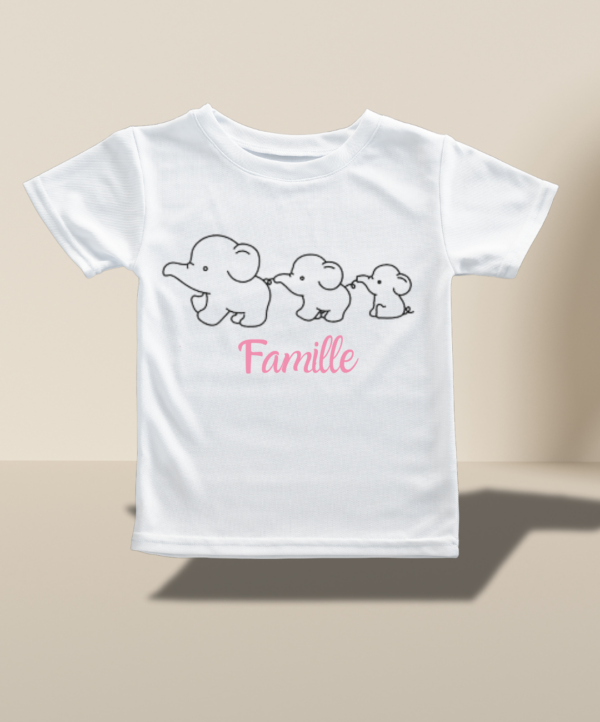 T-shirt blanc floque en rose "Famille" et 3 éléphants floqué en gros qui se tiennent par la queue