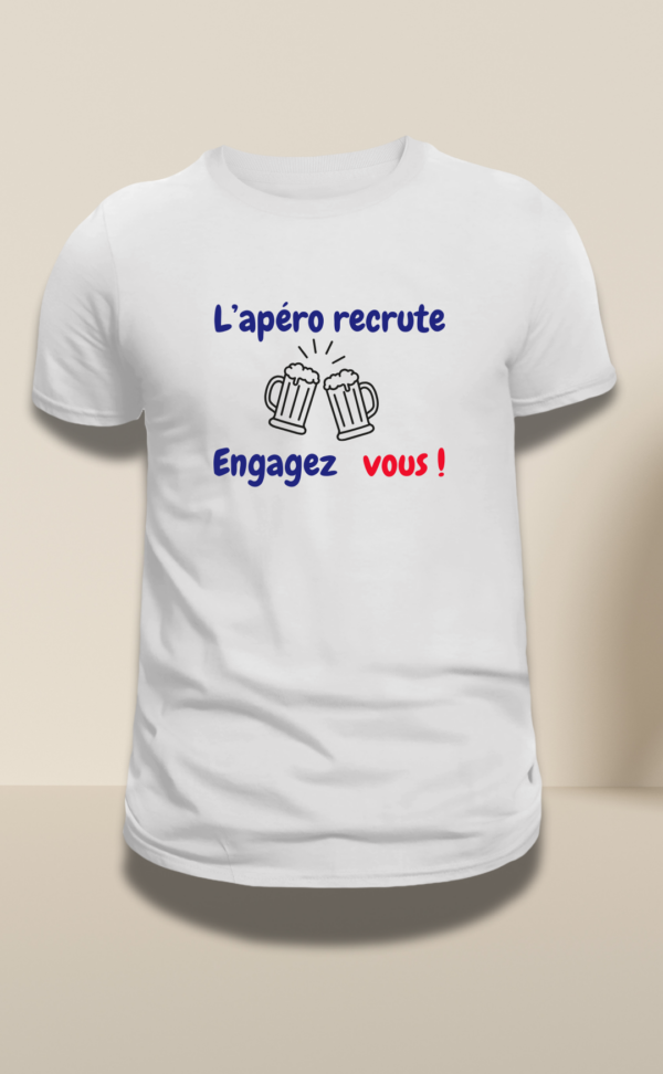 T-shirt blanc 'L'apéro recrute engagez vous" floqé en noir et aux couleur du drapeau français.Avec un dessin de deux chopes à bières qui trinquent floqué en noir