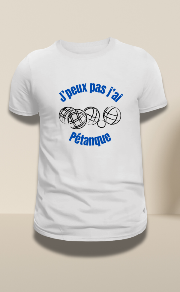 T-shirt blanc floqué en noir "J'peux pas j'ai pétanque" avec 4 boules de pétanque et un cochonnet floqué en bleu