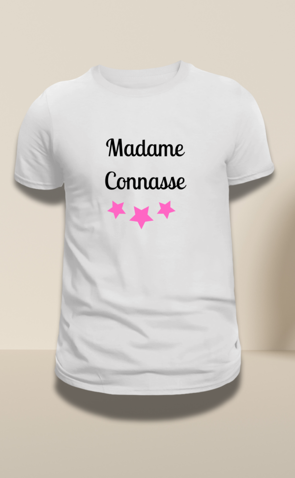 T-shirt blanc floqué en noir "Madame connasse" avec trois étoiles floquées en rose