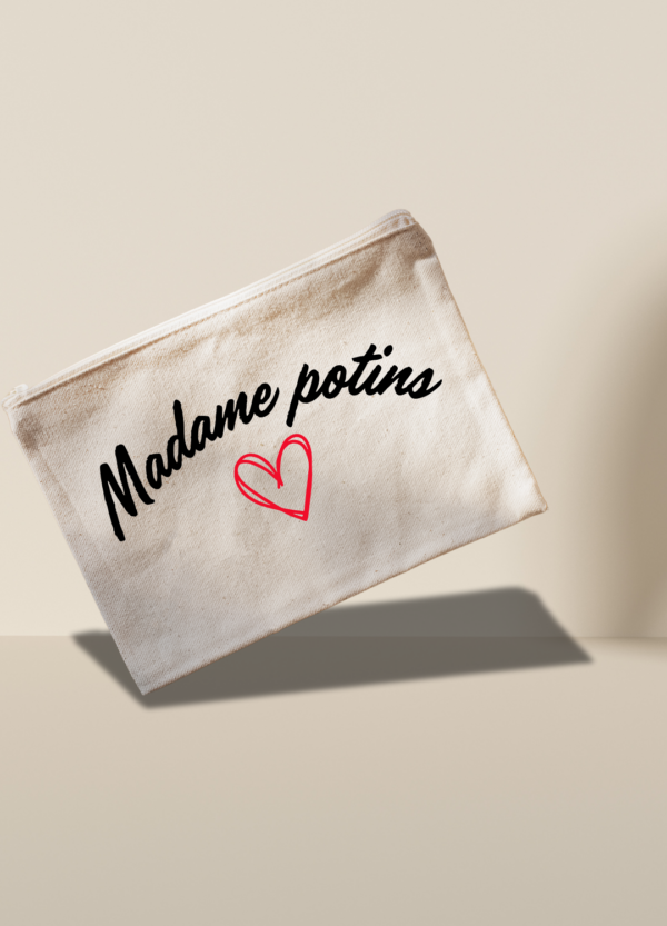 Pochette en coton floquée en noir "Mademoiselle potins" avec un coeur dessiné à la main en rouge